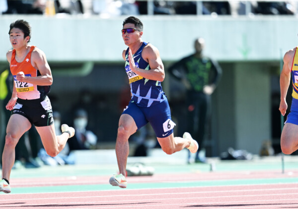 織田記念の男子100mを制した東京五輪代表の小池祐貴(中央)。条件が悪くタイムは10秒49と冴えなかった(写真:松尾/アフロスポーツ)