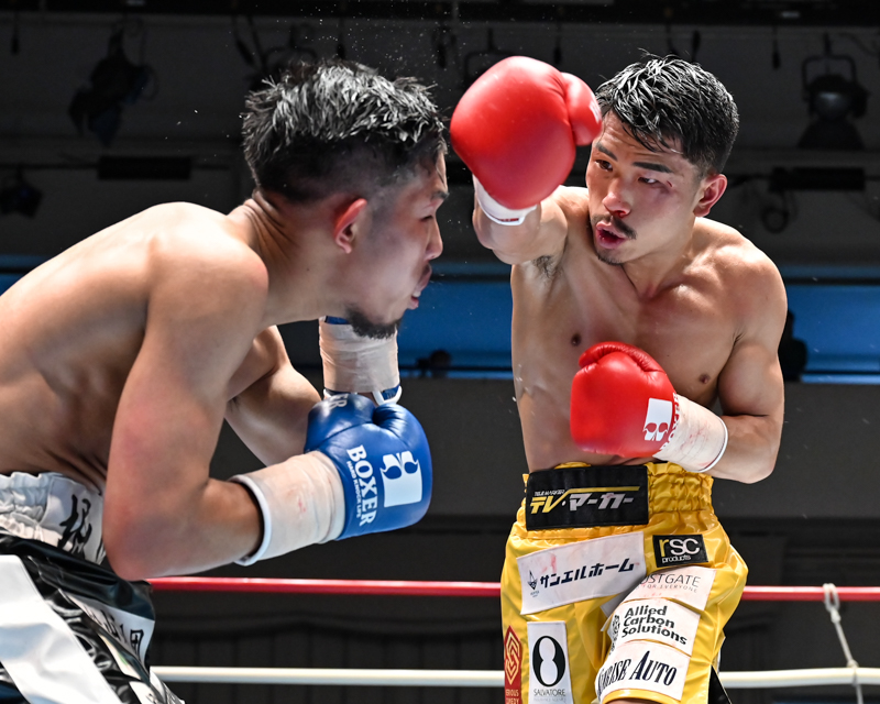 元世界王者の木村翔(右)が2年3か月ぶりの再起戦で22歳のプロ6戦目の堀川龍にまさかのドロー。試合後、ショックのあまり引退を示唆した(写真・山口裕朗)