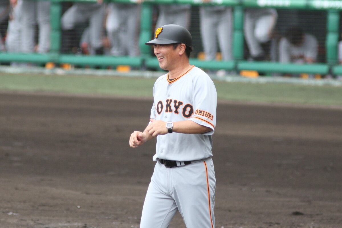 三塁コーチャーを務める元木ヘッドが手痛い判断ミス(資料写真・黒田史夫)