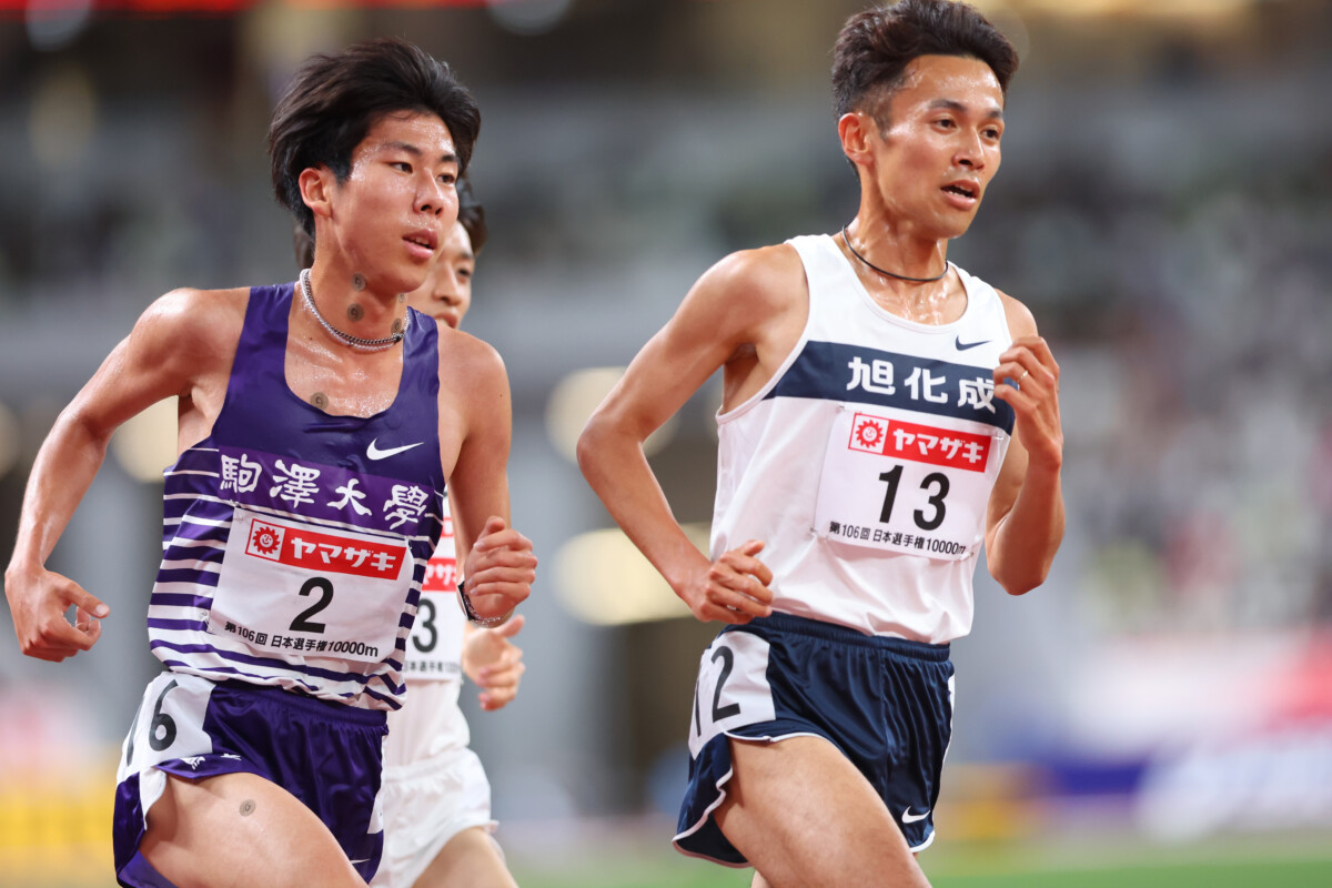 陸上日本選手権の男子1万mで相澤晃(写真右・旭化成)が優勝したが世界陸上の参加標準記録に届かず、期待されていた田澤廉(写真左・駒大)は10位の沈み、ここで代表内定を決めれなかった( 写真:長田洋平/アフロスポーツ