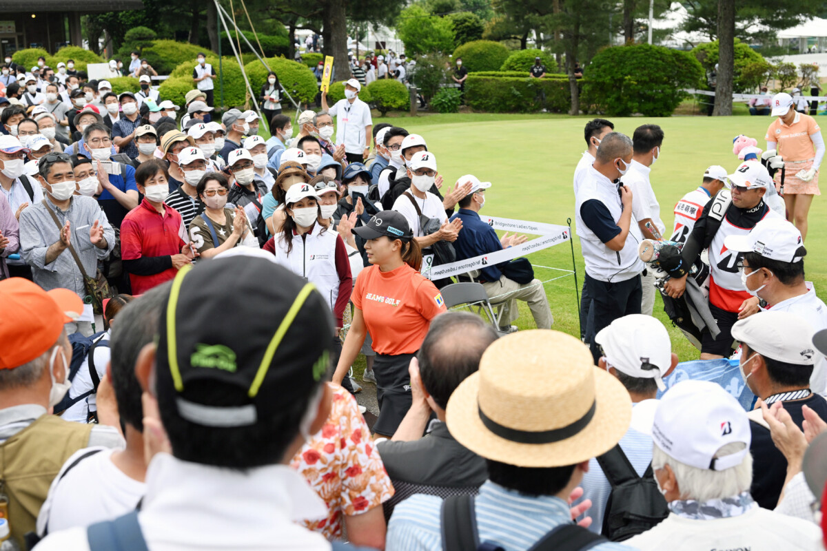 渋野日向子は注目の日本凱旋試合で通算3オーバーで1打及ばす、まさかの予選落ち(写真・日刊スポーツ/アフロ)
