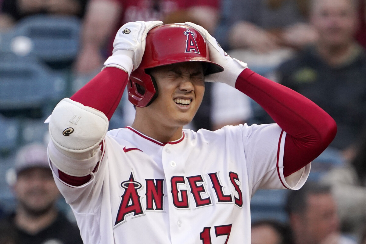 メジャー通算100号を放った大谷翔平を祝福する舞台裏でマドン監督が謎のサインボールを贈った(写真・AP/アフロ)