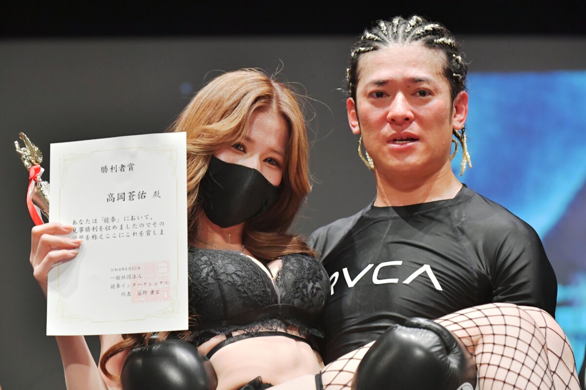元俳優の高岡が格闘家デビューを白星で飾った。試合後にはリング上でラウンドガールをお姫様だっこするサービス(写真・有田徹)
