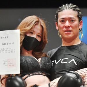 元俳優の高岡が格闘家デビューを白星で飾った。試合後にはリング上でラウンドガールをお姫様だっこするサービス(写真・有田徹）
