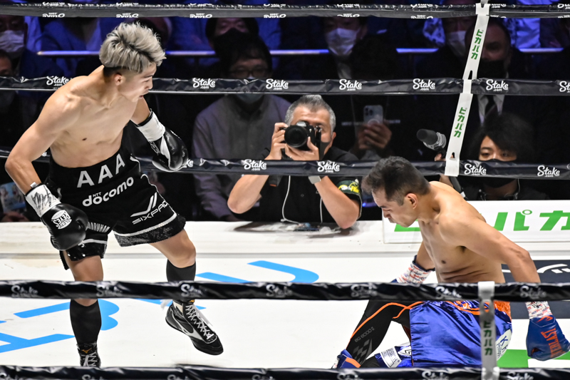 1ラウンド終了間際に井上尚弥の右のクロスカウンターが炸裂してノニト・ドネアは腰からダウン(写真・山口裕朗)