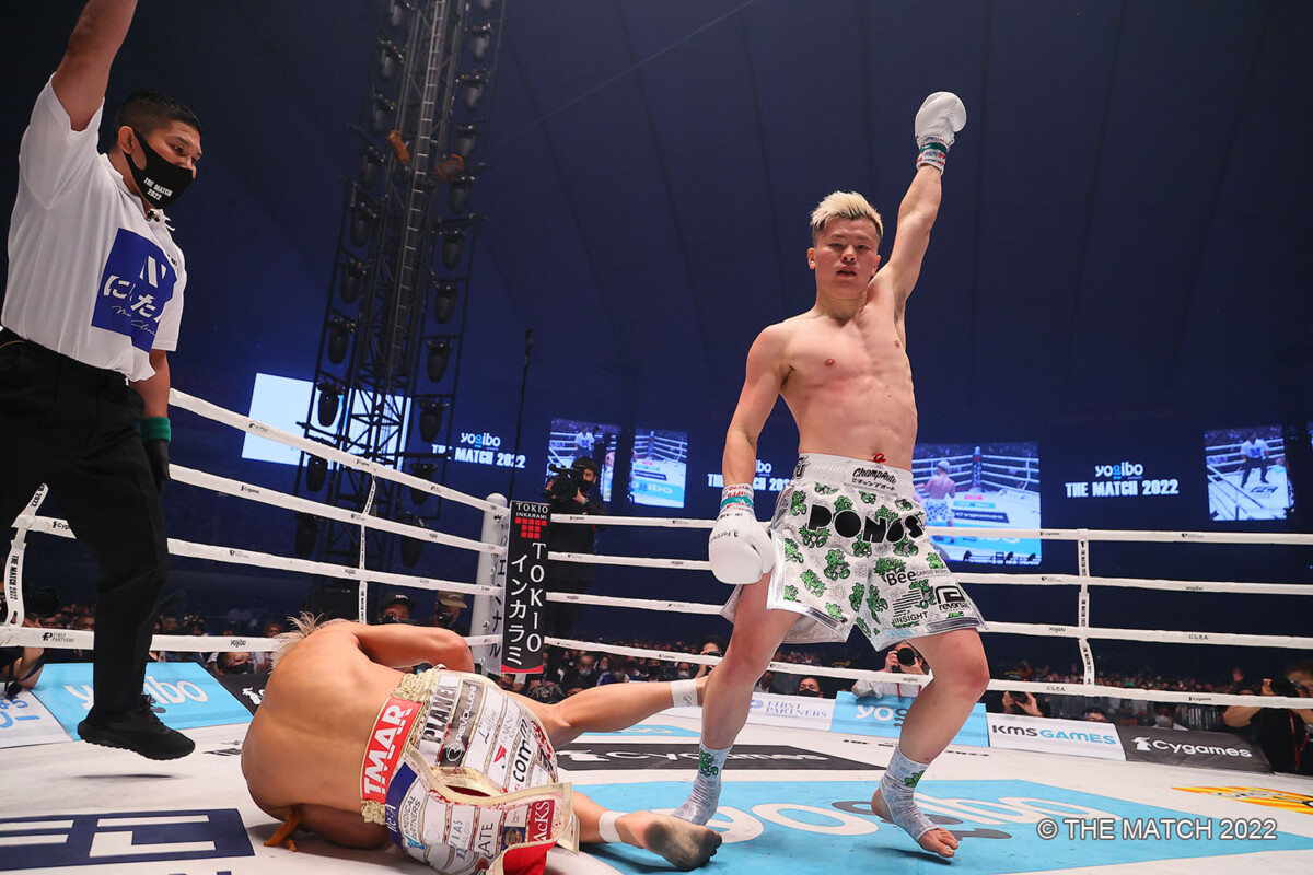 ゾーンに入った天心が左カウンターで武尊からダウンを奪う(写真・THE MATCH 2022)