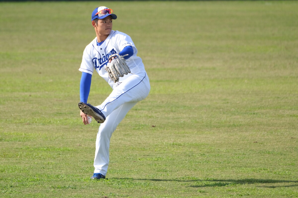 中日の根尾が阪神の佐藤、大山と対戦。5試合目にして初失点を喫した(資料写真・黒田史夫)