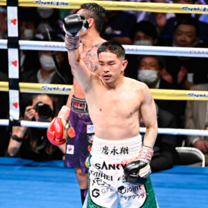 最終ラウンドのゴングを聞くと井岡一翔は勝利を確信したかのように右手を上げた(写真・山口裕朗）