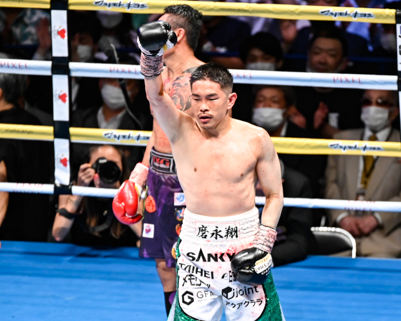 最終ラウンドのゴングを聞くと井岡一翔は勝利を確信したかのように右手を上げた(写真・山口裕朗）