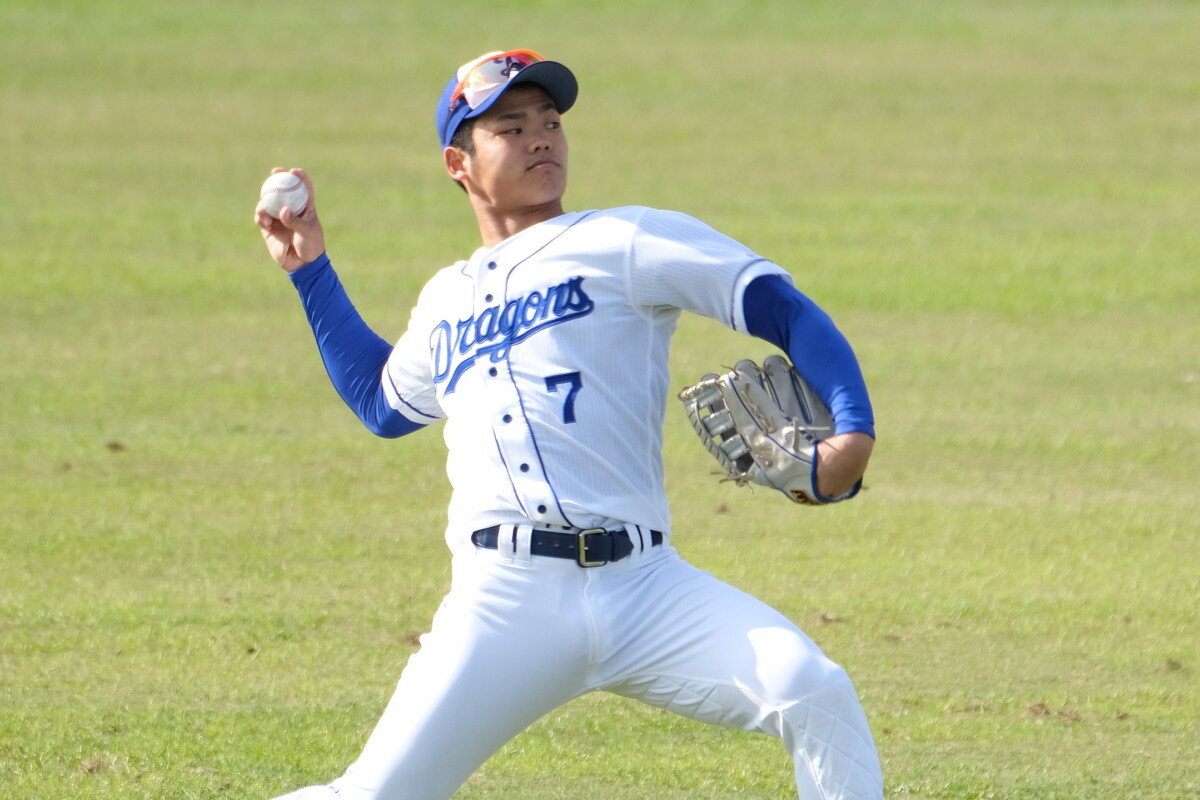 中日の根尾が阪神戦で1-0で迎えた5回二死一、二塁のピンチに登板。27試合連続安打中の近本を高橋周の美技にも助けられ三ゴロに打ち取った(資料写真・黒田史夫)
