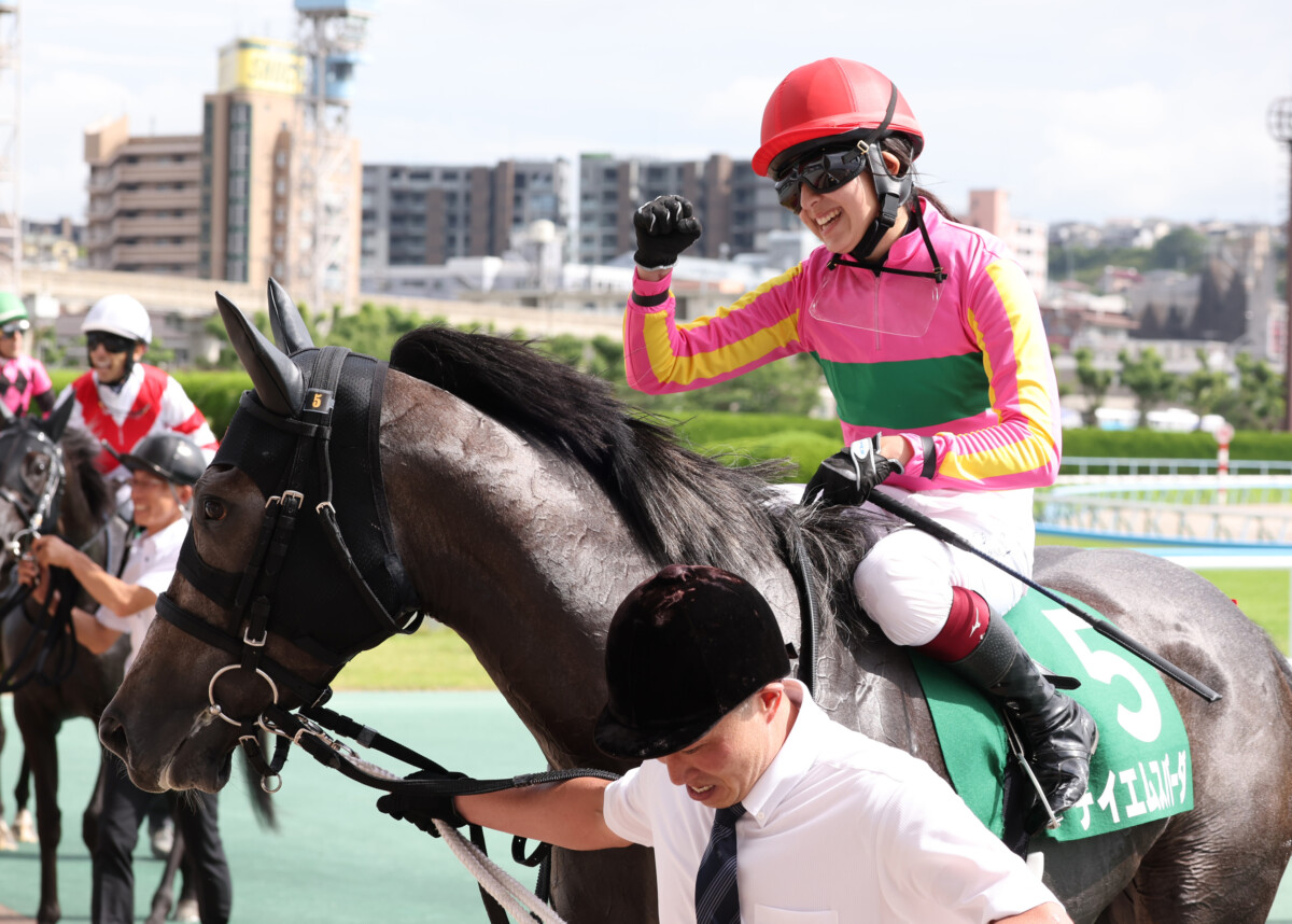 今年3月にデビューした18歳の今村聖奈騎手が2番人気のテイエムスパーダに騎乗して重賞レースのCBC賞を制した。重賞初騎乗初Vは女性騎手として史上初(東京スポーツ/アフロ)