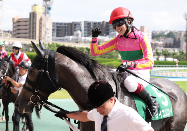 今年3月にデビューした18歳の今村聖奈騎手が2番人気のテイエムスパーダに騎乗して重賞レースのCBC賞を制した。重賞初騎乗初Vは女性騎手として史上初(東京スポーツ/アフロ)