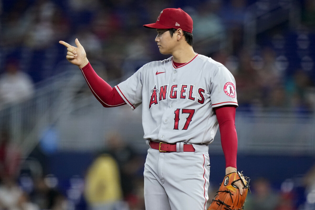 大谷翔平は、投げては7回10奪三振1失点、打っては決勝2点タイムリーの二刀流の活躍でチームの連敗を4でストップ(写真・AP/アフロ)