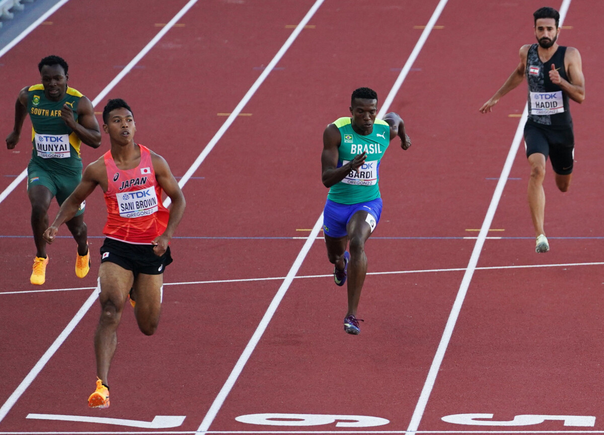 開幕したオレゴン世界陸上で日本の“エース”サニブラウン（左から2人目）が男子100mで9秒98を叩き出して準決勝進出を決めた(写真・ロイター/アフロ）
