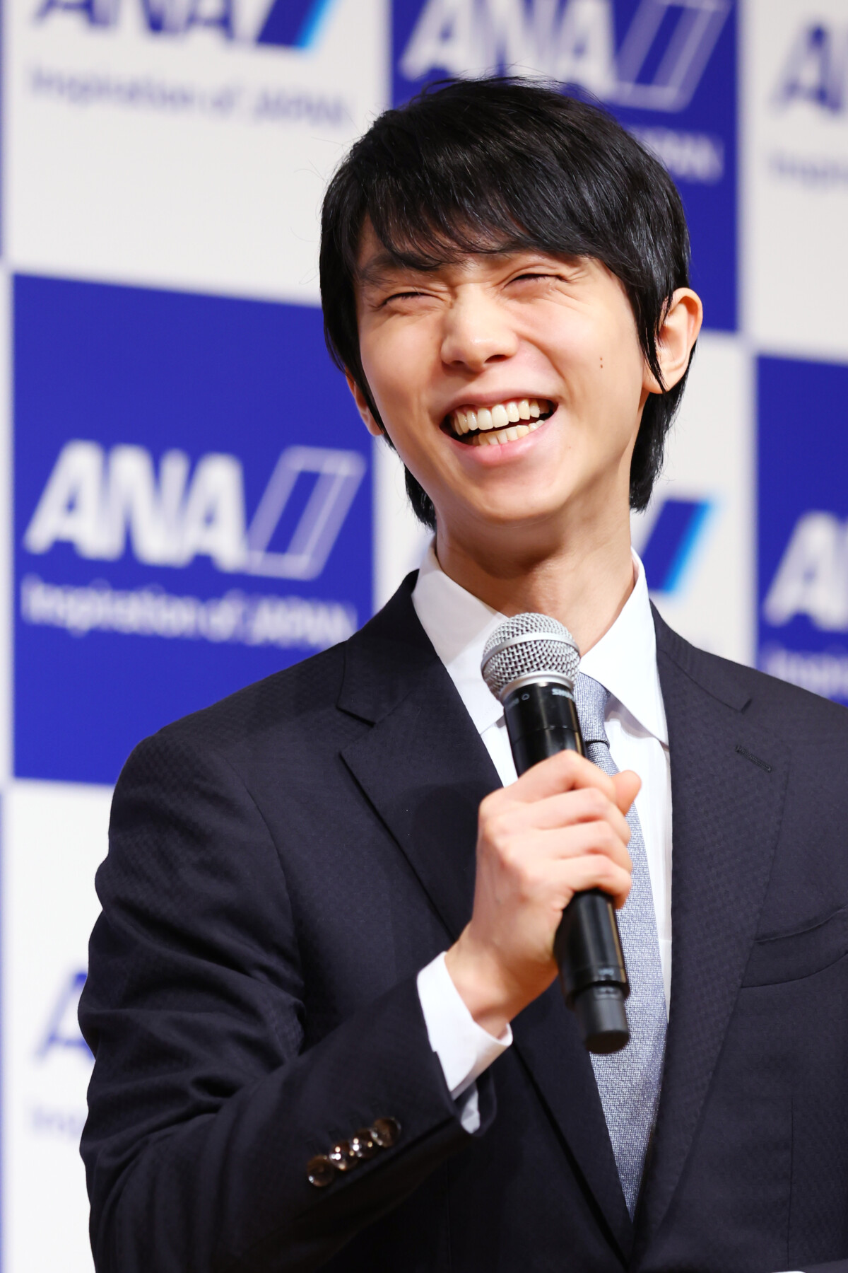 五輪2連覇の羽生結弦が会見を開き、競技の第一線からは退き、プロアスリートとして再スタートを切ることを表明。海外メディアに波紋を広げた(写真:森田直樹/アフロスポーツ)