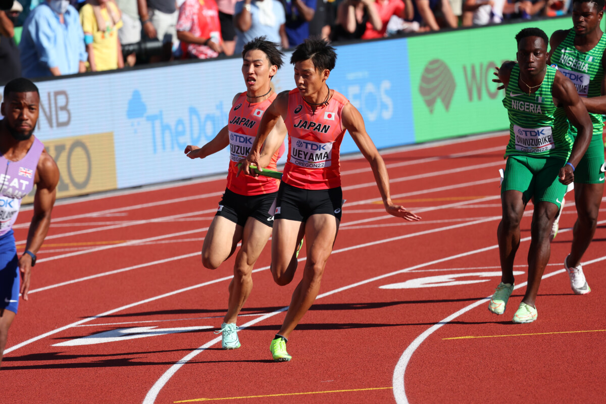 オレゴン世界陸上の4×100mリレーで2走・鈴木涼太(左)と3走・上山紘輝(右)の間でバトンミスが起き、失格で予選敗退となった(写真:長田洋平/アフロスポーツ)