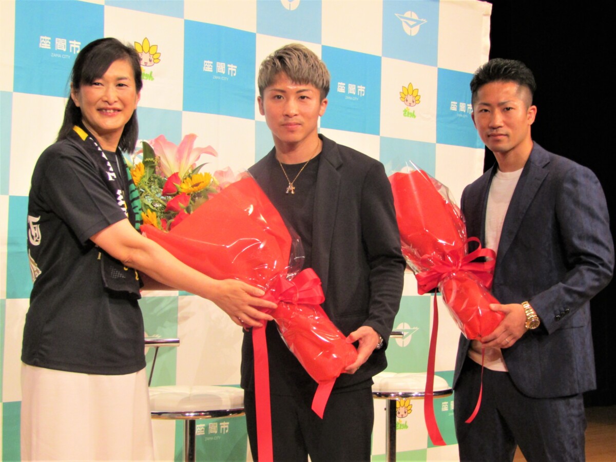 座間パレード構想を持つ座間の佐藤市長(左)と井上兄弟。地元の交流イベントで子供たちに説いたこととは?