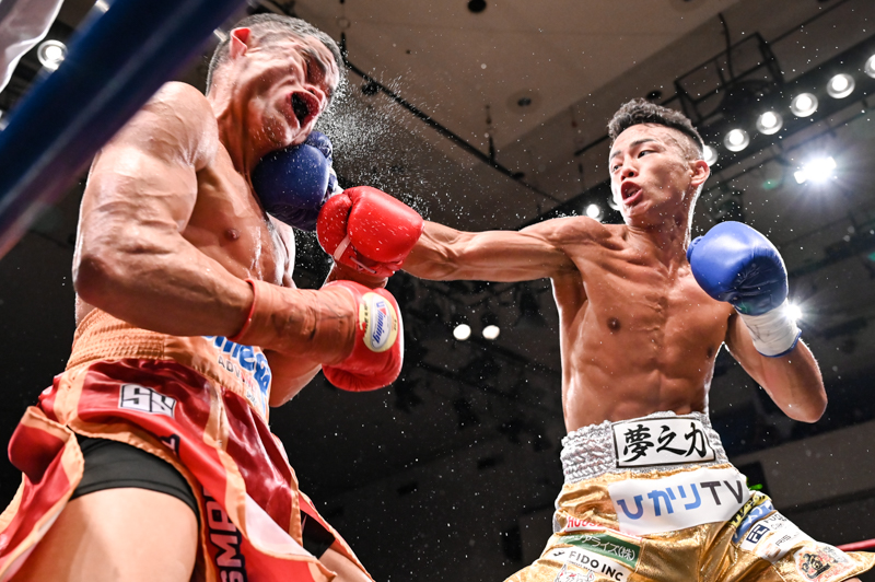 元K-1王者の武居由樹(右)の右ストレートが東洋太平洋王者の顔面を捉える(写真・山口裕朗)