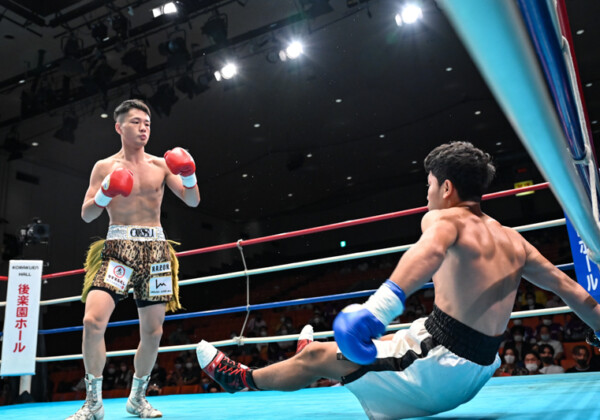 プロデビュー戦の鈴木稔弘が衝撃の25秒TKO勝利。狙っていた世界最短KO記録の”5秒”は惜しくも幻に(写真・山口裕朗）