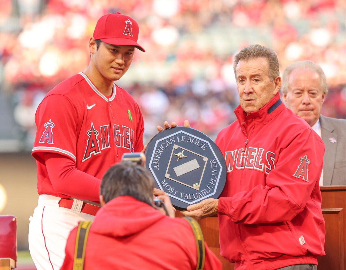 大谷翔平とモレノオーナー(右)。球団売却検討が去就に大きな影響を及ぼしそうだ(写真・スポニチ/アフロ)