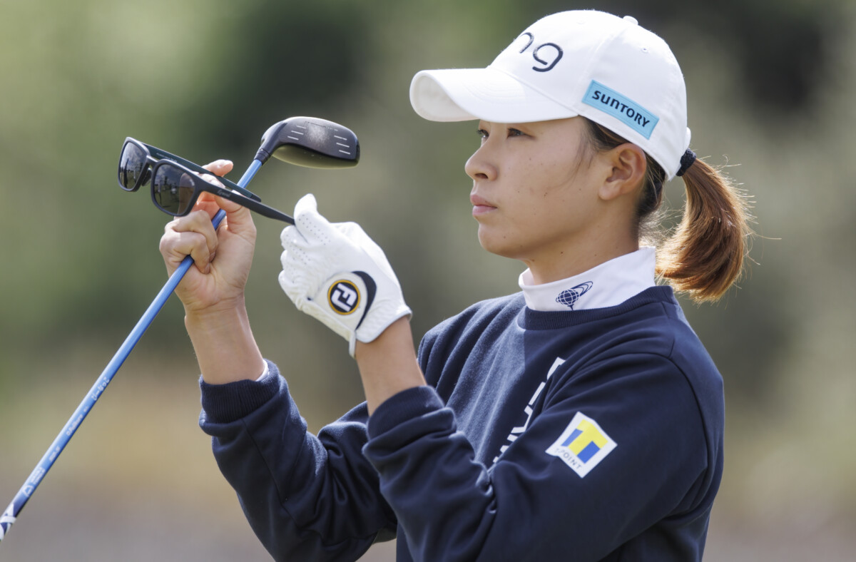 全英女子OPを単独首位でスタートした渋野だったが2日目はスコアを崩して7位後退。それでも最終ホールに感触つかむ(写真:PA Images/アフロ)