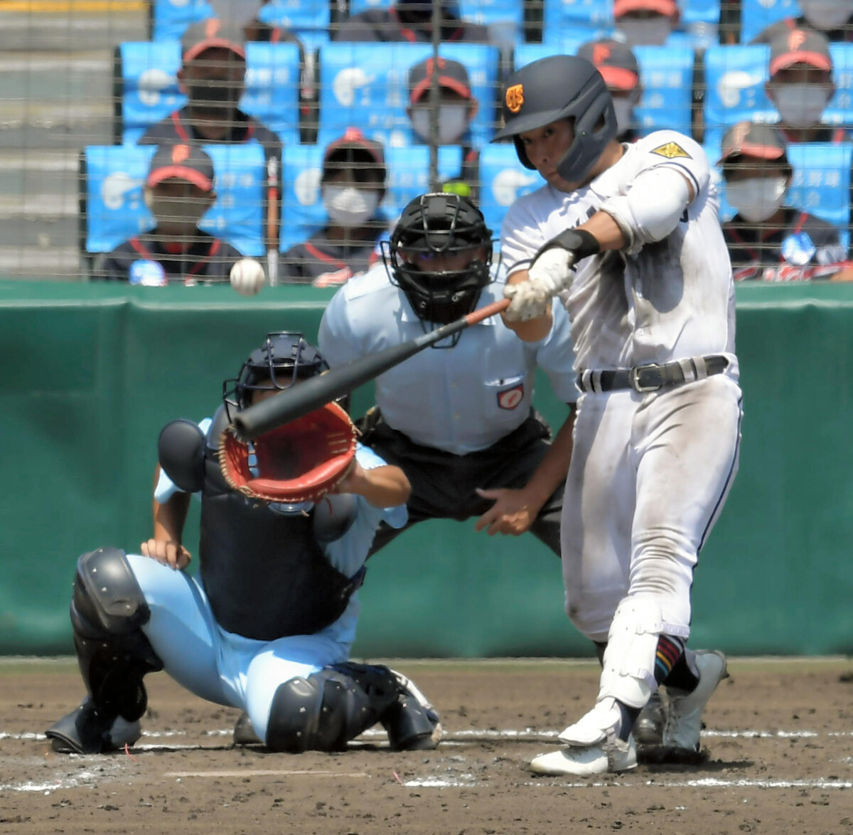 プロ注目の高松商・浅野翔吾が近江の同じくドラフト候補である山田陽翔から同点2ランを放つ(写真・日刊スポーツ/アフロ)