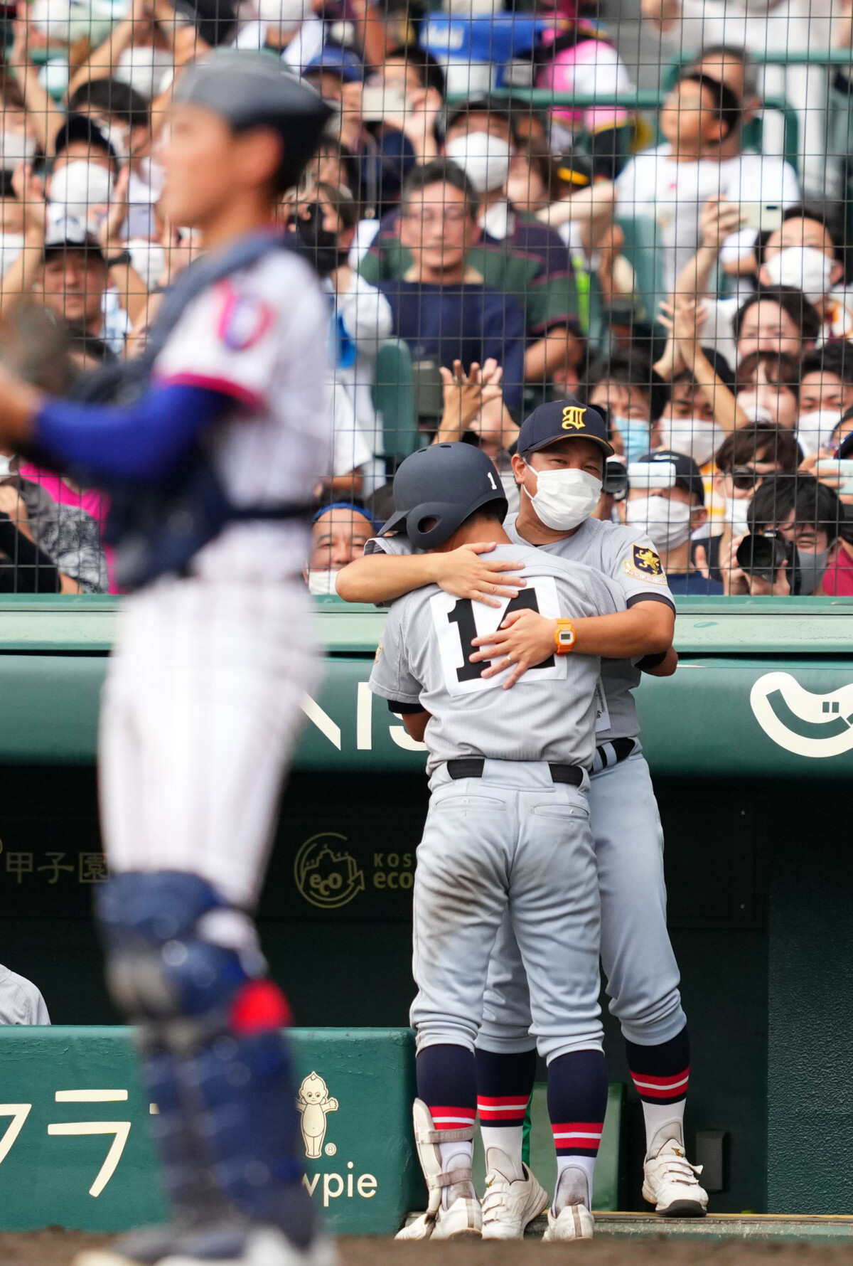 仙台育英の須江監督は7回に勝負を決める満塁弾を放った岩崎をベンチ前で抱きしめた(写真・日刊スポーツ/アフロ）