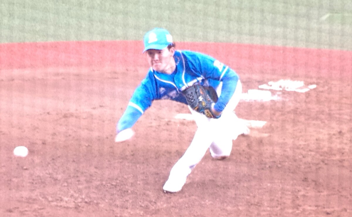 先発の與座海人が日ハム打線を5回無失点に抑えて自身初の2桁勝利をマーク。お立ち台で男泣きした
