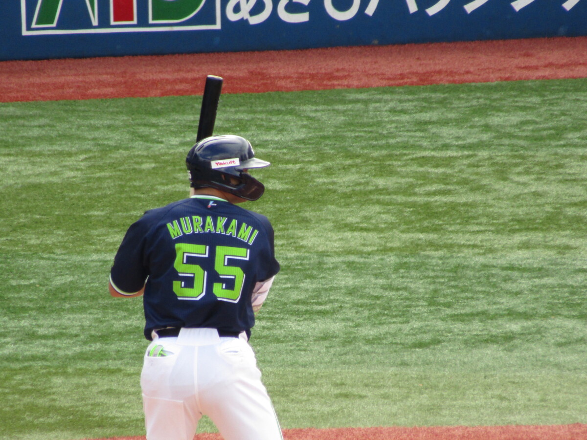 ヤクルトの村上宗隆が8回に右太ももに死球を受けて途中交代。その裏に横浜DeNAの佐野が打席を外すほどの内角攻めを受けて”すわ!報復か”と不穏な空気が流れた