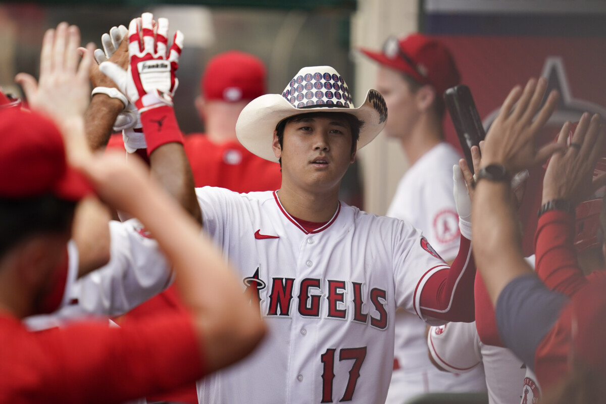 大谷翔平が勝ち越しの33号ソロ。ベンチで出迎えられるがなぜか笑顔はなかった(写真・AP/アフロ)