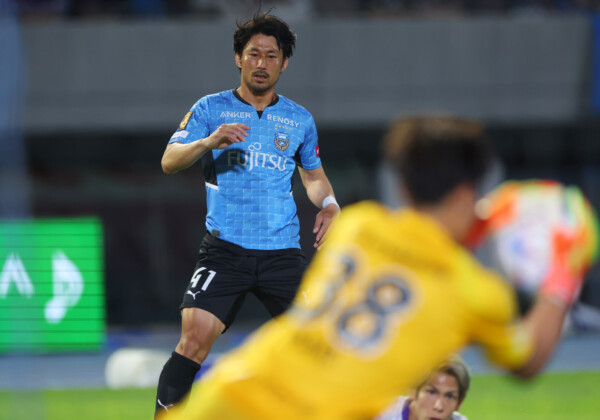 川崎フロンターレがサンフレッチェ広島に4－0快勝で2位に浮上。2ゴールした36歳のベテランFW家長昭博が得点王ランキングで2位に浮上した（写真：YUTAKA/アフロスポーツ）