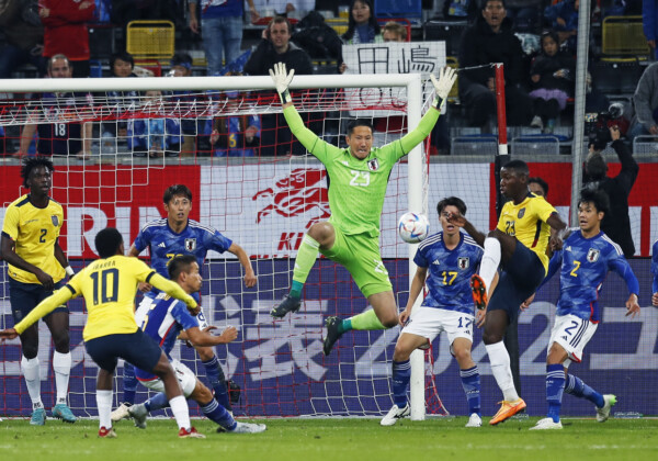 エクアドル戦で先発抜擢を受けたGKシュミットがPKを封じるなどの活躍を見せる(写真:なかしまだいすけ/アフロ)