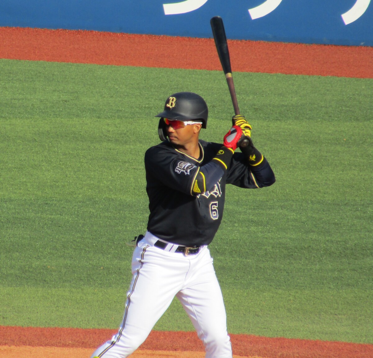 オリックスの宗が攻守にわたるミスを帳消しにするサヨナラヒット。首位のソフトバンクを3タテした(資料写真)