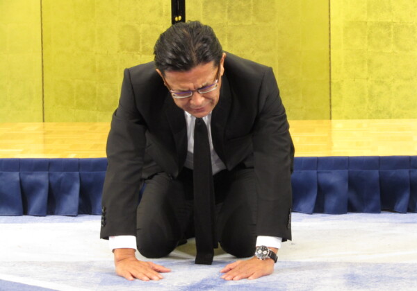 メイウェザーへの花束ポイ捨て問題でRIZINの榊原CEOが土下座で謝罪
